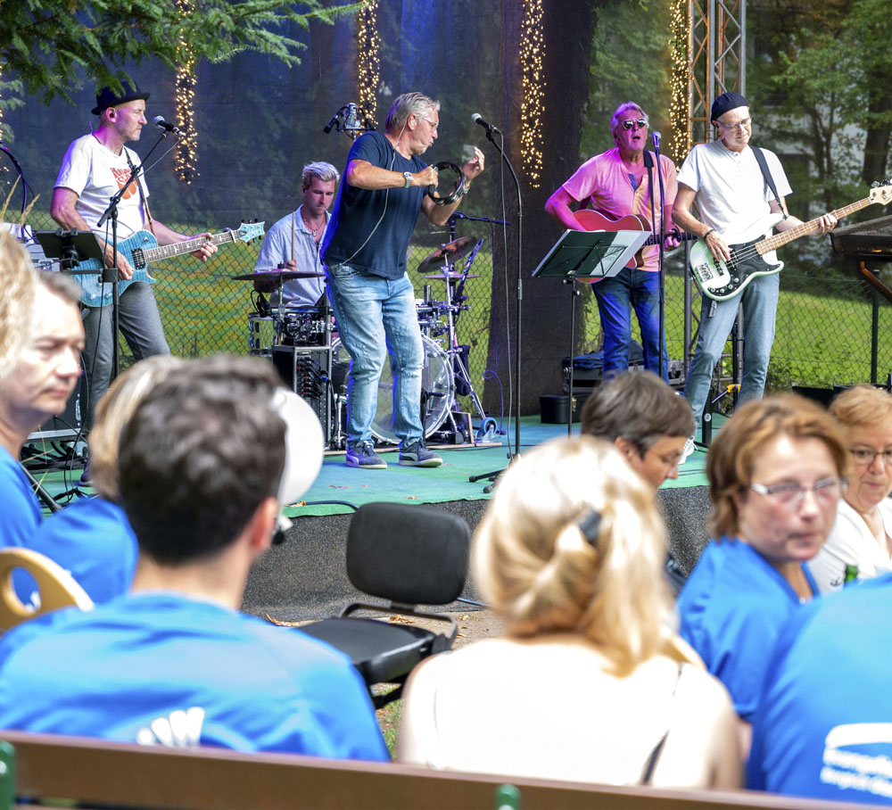 Mit Livemusik im Kirchgarten der Gnadenkirche hat das Hospiz am EVK den Kinder-Lebens-Lauf 2022 unterstützt.