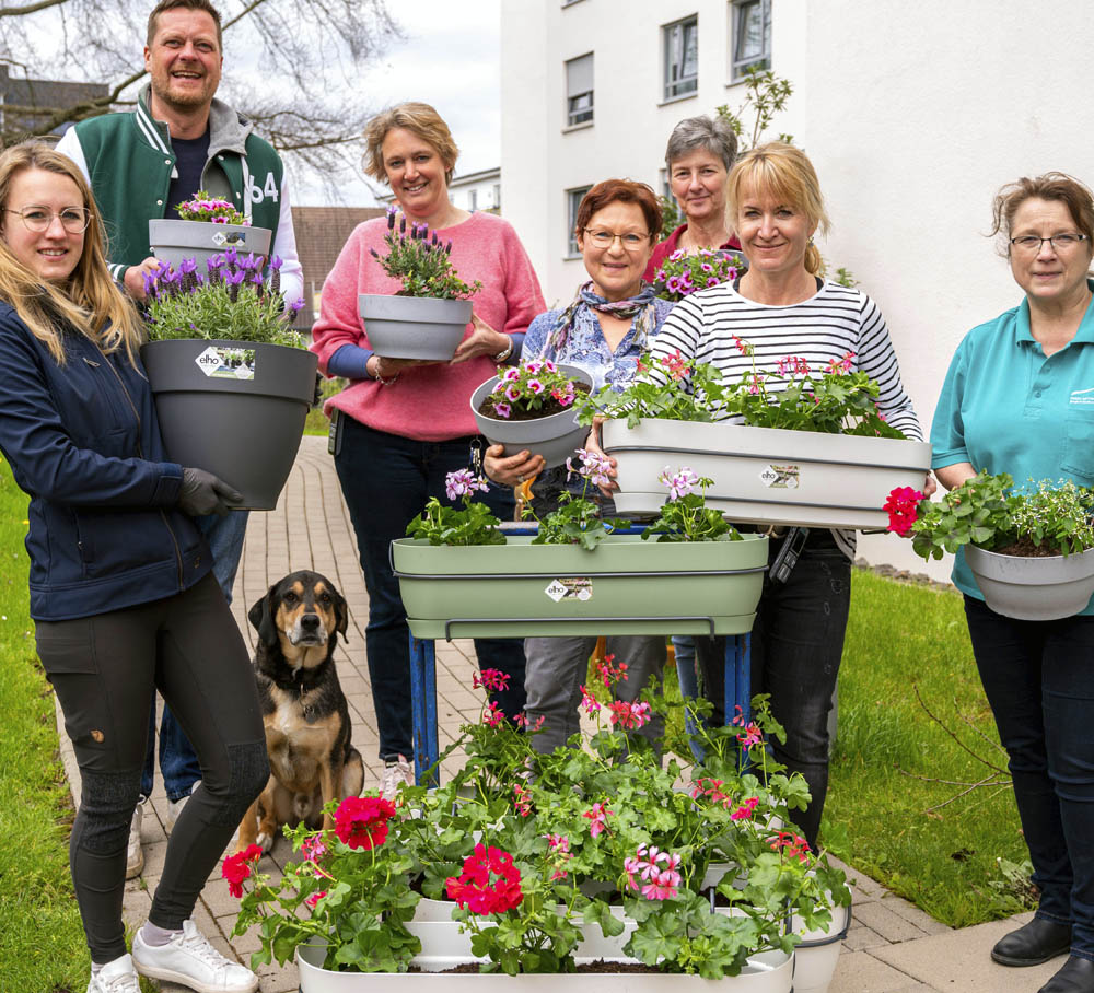 Nachhaltige Blumenkästen gespendet