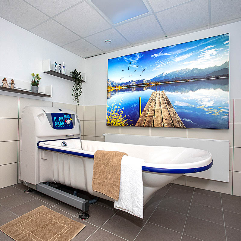 Pflegebad mit spezieller Badewanne mit Lift