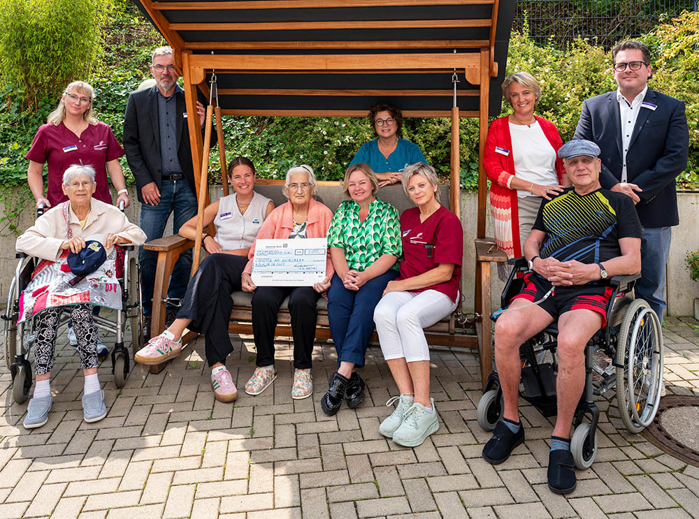 Bethe-Stiftung übergibt Spendenscheck mit 5000 €