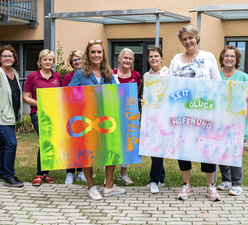 Trauernde Kinder und Jugendliche haben zwei Bilder für das Hospiz am Quirlsberg gespendet